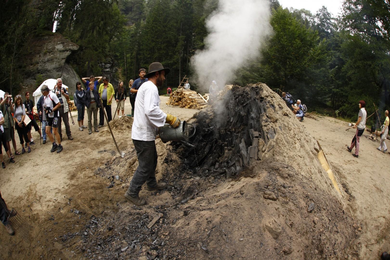 Holzkohle aus der Böhmischen Schweiz - Woche der Forsthandwerke