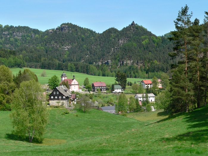 Blick auf den Ort und die Aussichtsfelsen