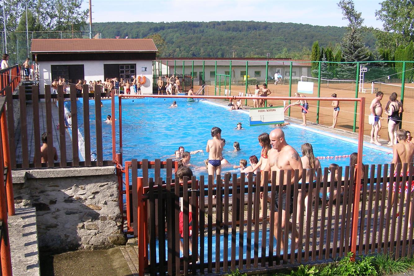 Sportzentrum – Unterkunft + Campingplatz - Schwimmbecken