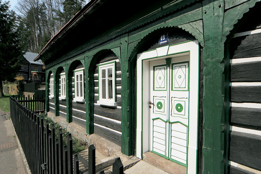 Zdobená podstávka a dveře podstávkového domu v Jetřichovicích - foto. V. Sojka