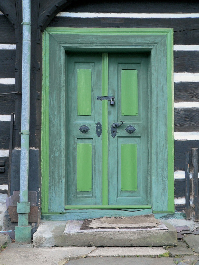 Zdobené dveře podstávkového domu v Chřibské - foto. V. Sojka