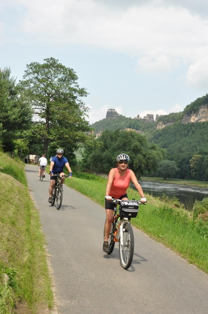 Bycicle tour Bohemian Saxon Switzerland along the Elbe river to Bad Schandau 