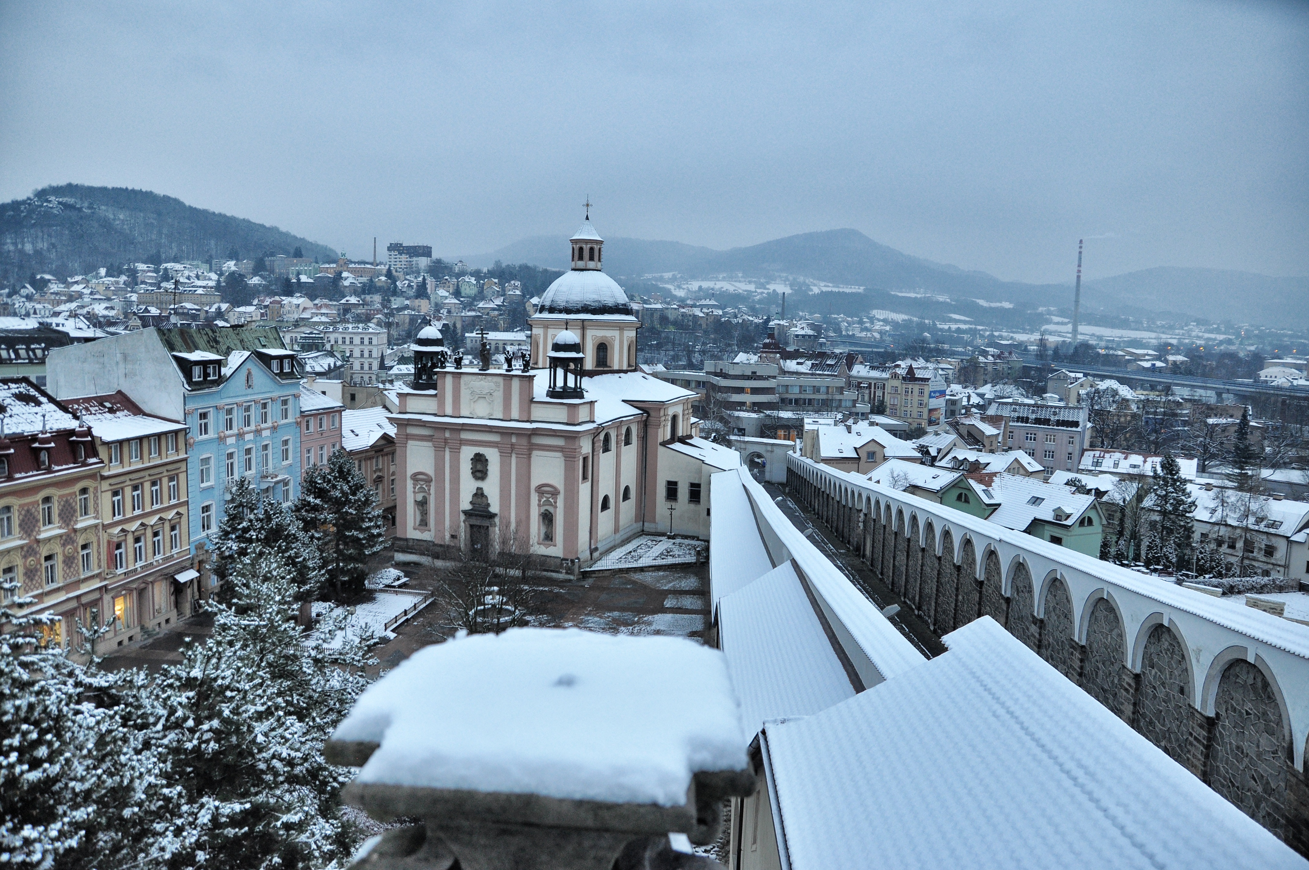 Zámek Děčín - Dlouhá jízda a Kostel Povýšení sv. Kříže (foto: Ivo Šafus)