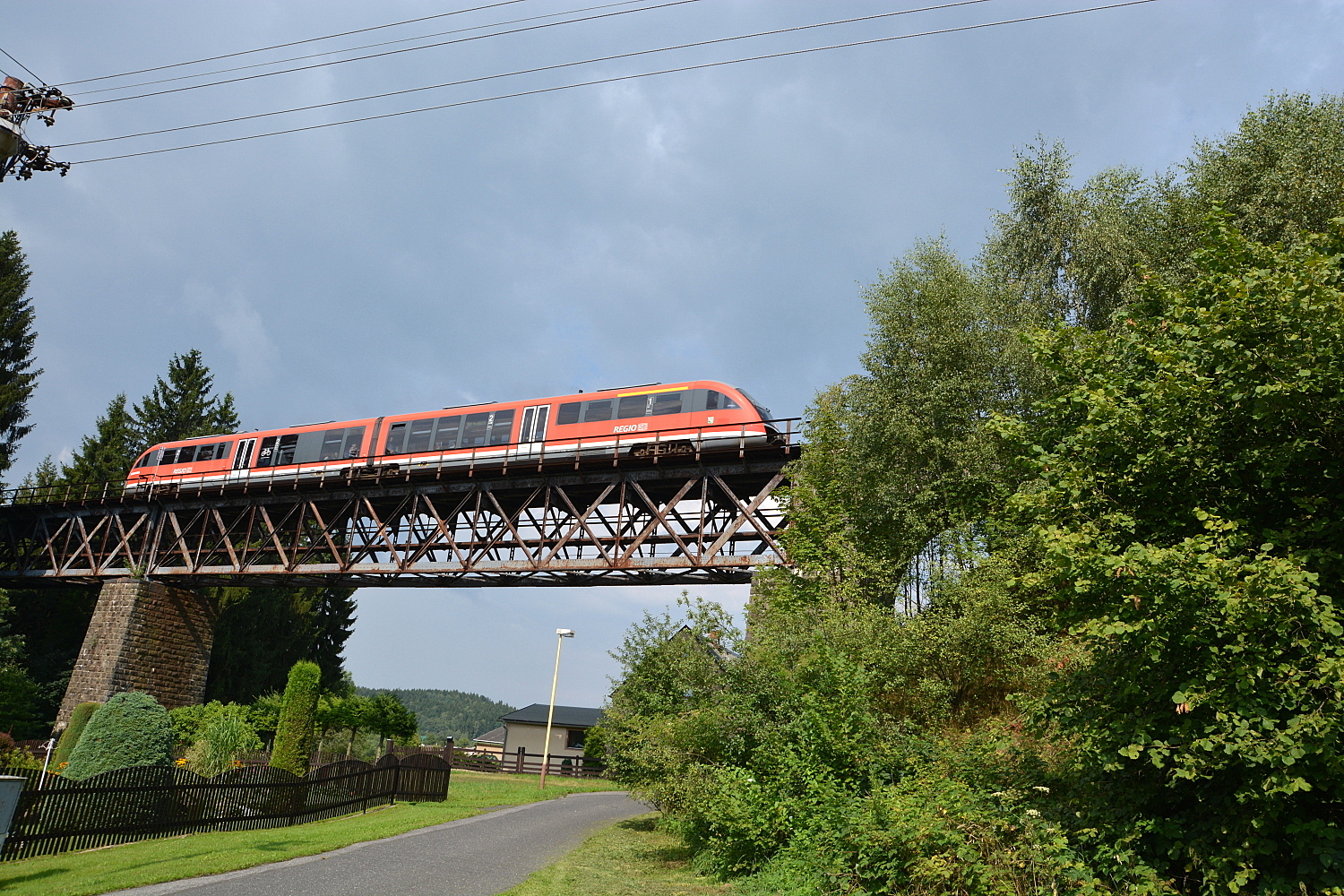 Vlak Dráhy národního parku na viaduktu ve Vilémově (foto Ivo Šafus)