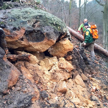 Nebezpečný skalní blok nad cestou k Pravčické bráně. Foto: Stanislav Feigl