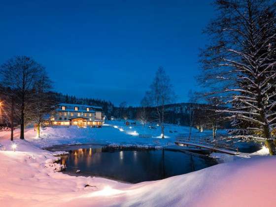 Restaurant Ostrov - Umgebung und Gebäude bei Nacht