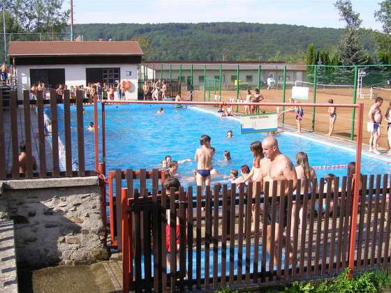 Sportzentrum – Unterkunft + Campingplatz - Schwimmbecken