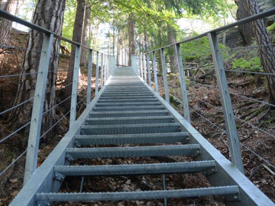 Přístupová cesta ke skalnímu hradu Falkenštejn (foto: Ivo Šafus)