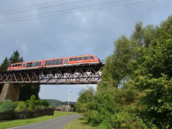 Vlak Dráhy národního parku na viaduktu ve Vilémově (foto Ivo Šafus)