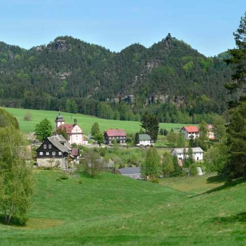 Blick auf den Ort und die Aussichtsfelsen