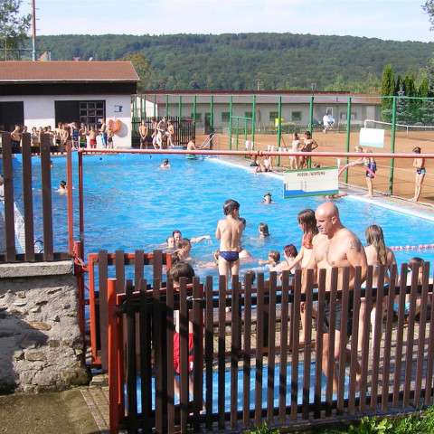 Sportzentrum – Unterkunft + Campingplatz - Schwimmbecken