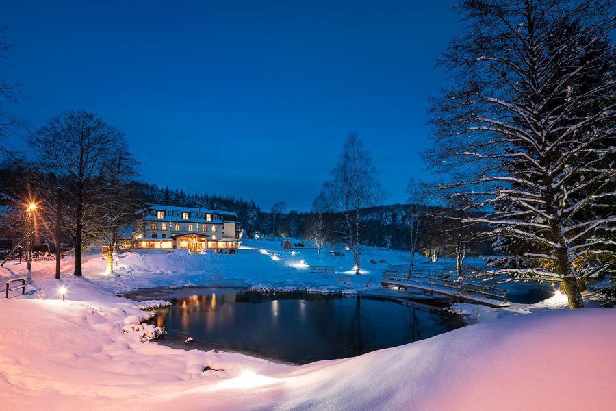 Restaurant Ostrov - Umgebung und Gebäude bei Nacht