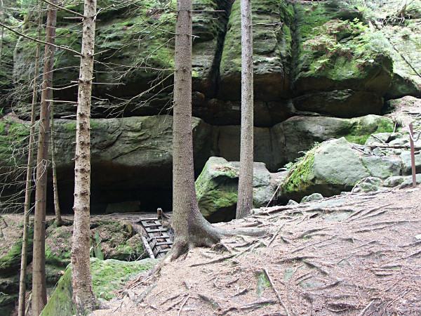 Eingang zur Feenhöhle im Sommer