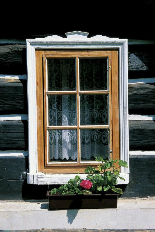 Zdobené okno podstávkového domu - foto. V. Sojka