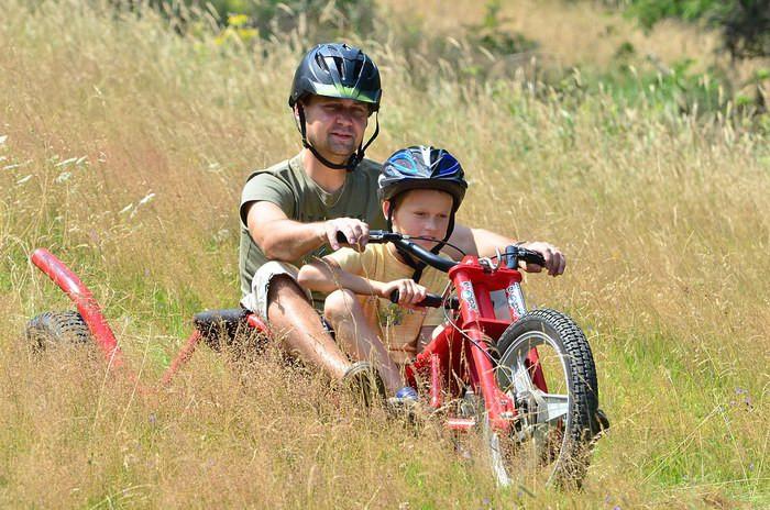 sportovní káry - sjezdy z vrcholu ke spodní stanici vleku