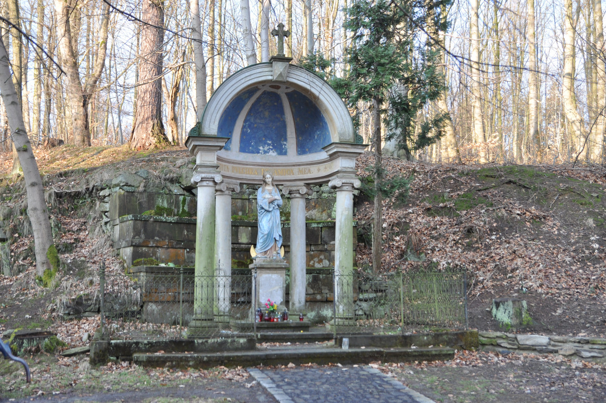 Křížová hora - gloriet se sochou Panny Marie Immaculaty z roku 1869 (foto: Ivo Šafus)