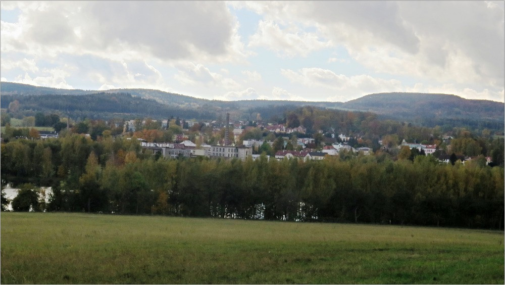 Pohled od Harrachova na Šluknov - foto Miroslav Vyčítal