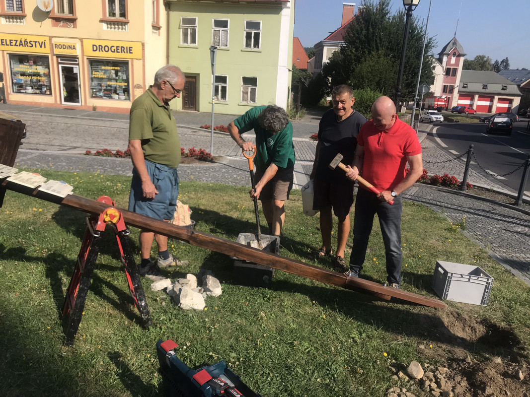 Instalace nového centrálního směrovníku na náměstí