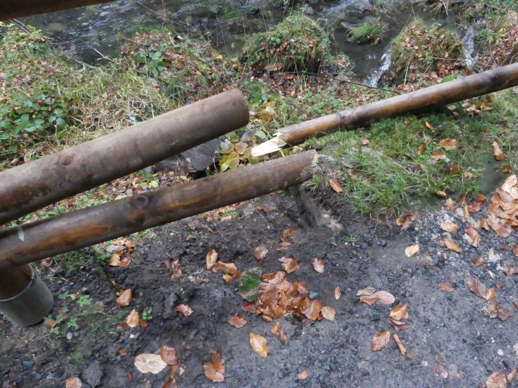 Edmundova soutěska - poškozené zábradlí (Foto: Pavel Svoboda)