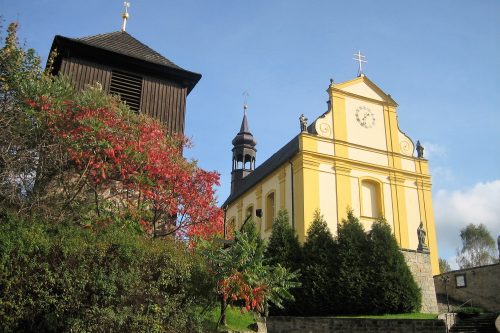 kostel se zvonicí