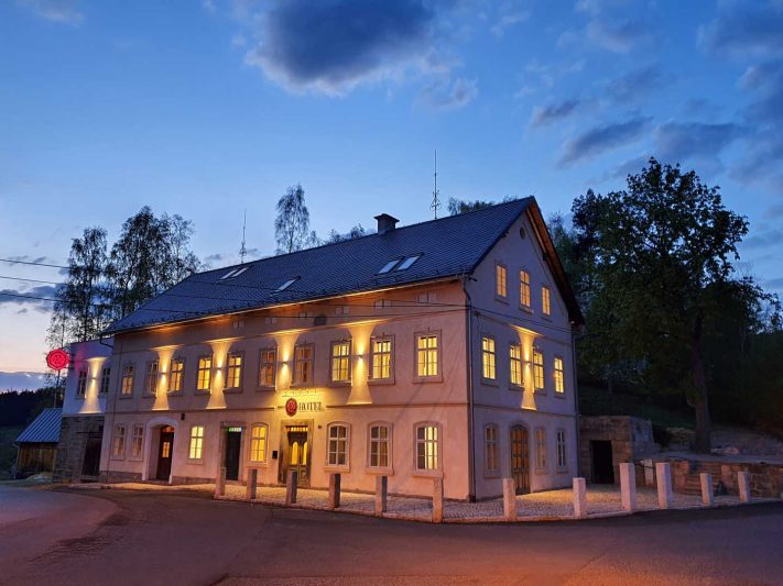 Hotel Kortus exterier večer západ slunce