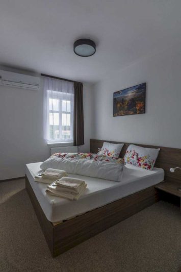 Resort-Mezná-pokoj-ložnice_0