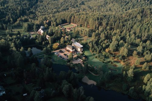 Pohled z výšky na Hotel Ostrov