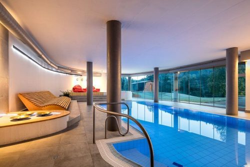 Bazén a vířivka ve wellness Hotelu Ostrov