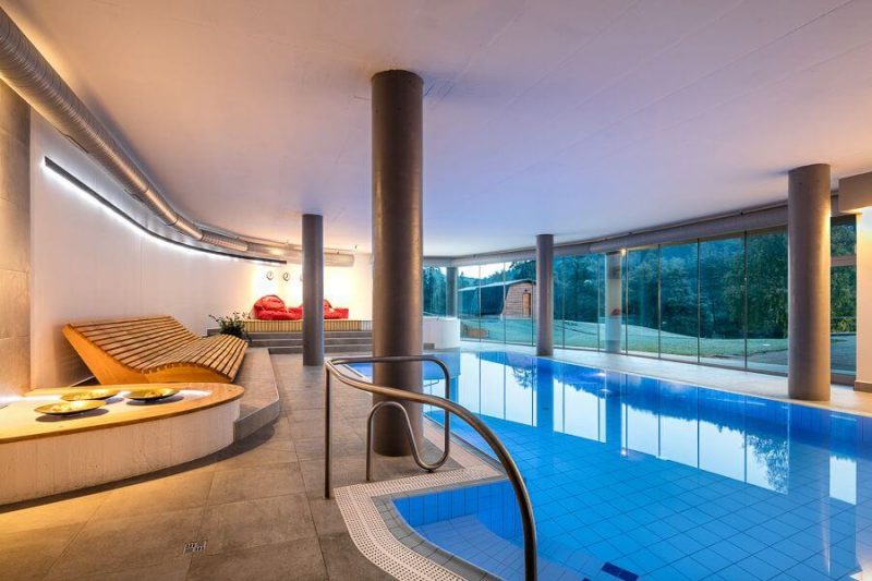 Bazén a vířivka ve wellness Hotelu Ostrov
